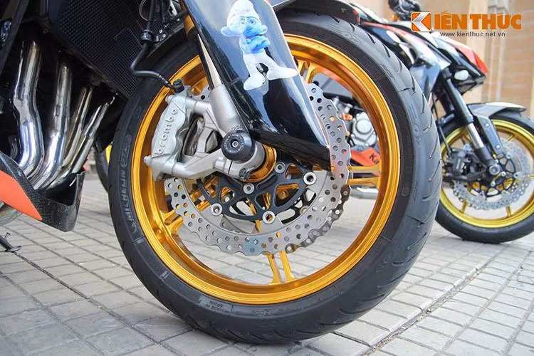 Heo đĩa zin của Kawasaki Z1000 cũng đã được chủ nhân thay bằng phanh Brembo "hàng khủng".