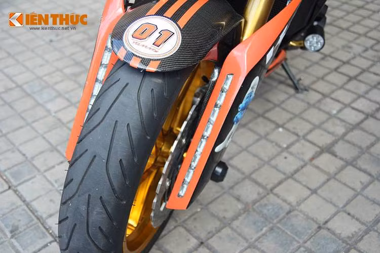 Mở đầu là dè trước của Z1000 được chủ nhân đầu tư bằng sợi carbon, cùng ốp khí động học tích hợp xi-nhan.