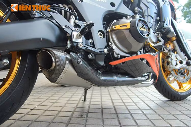 Pô được độ lại với lon mới đặt dưới gầm xe, cùng với đó là ốp cổ pô cũng bằng sợi carbon nhập từ Ý.