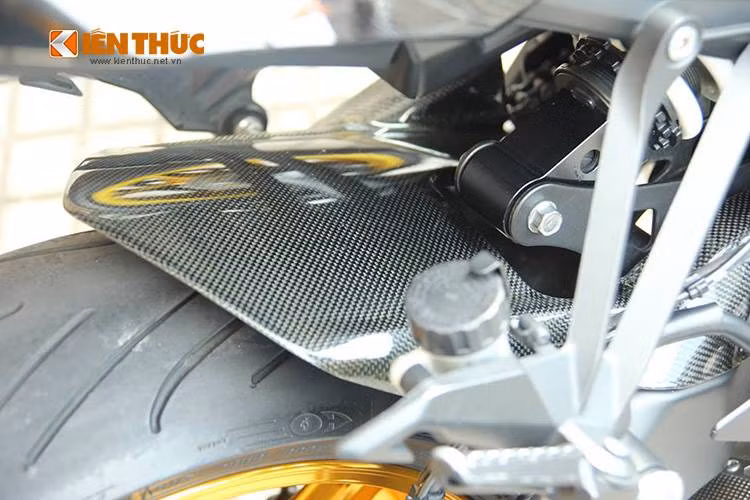 Dè con phía sau cũng được làm từ sợi carbon.