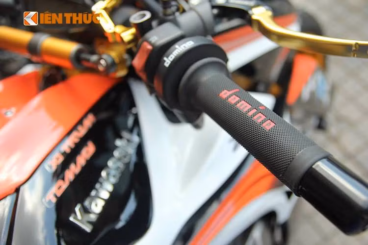 Bao tay được thay bằng loại của hãng Domino tới từ Ý.