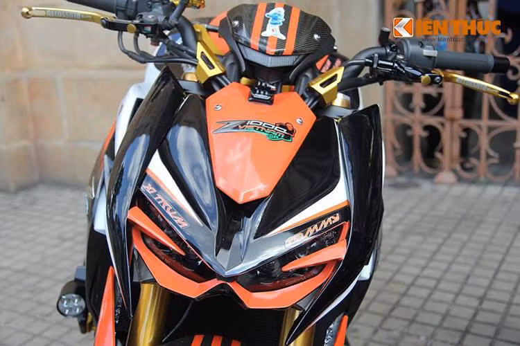 Thân xe được dán bộ tem 3 màu cam-trắng-đen độc đáo, với chất lượng hoàn thiện như sơn. Tuy nhiên đây lại là bộ tem được thiết kế riêng tại Việt Nam bởi Vũ Canary. 