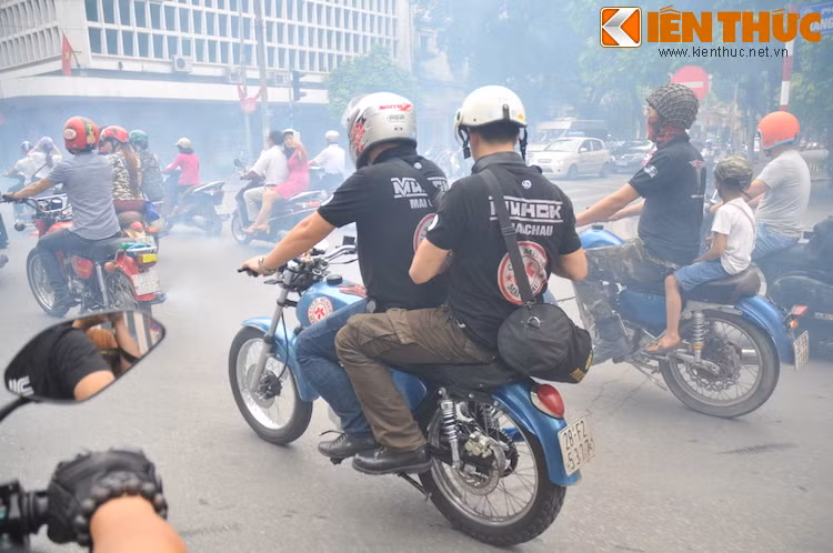 Tiếng động cơ 2 kỳ đặc trưng của hàng trăm chiếc Minsk đã khuấy động đường phố Hà Thành.