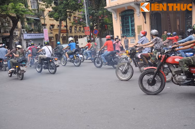 "Đội quân Minsk" đông đảo cũng đã thu hút được sự chú ý của rất nhiều người đi đường.