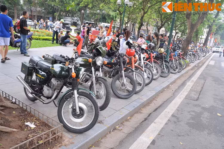 Những chiếc Minsk được sản xuất từ các năm khác nhau được dựng ngay ngắn trên vỉa hè.