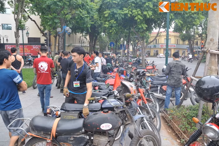 Ngay từ 8 giờ sáng, hàng trăm thành viên của CLB Minsk Hà Nội đã hội tụ lại ở gần Nhà Hát Lớn, Hà Nội.