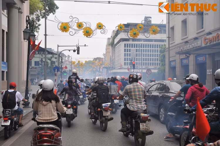 Sau khi tụ tập đông đủ, các thành viên CLB với hàng trăm xe bắt đầu di chuyển gây "náo loạn" các con phố nội đô Hà Nội.