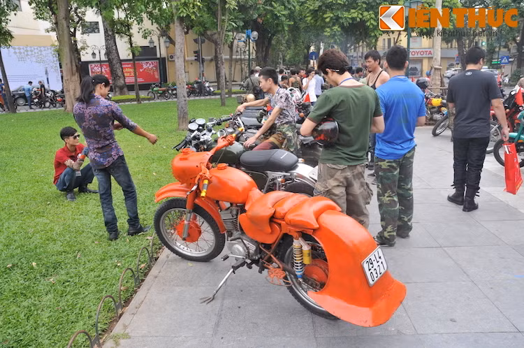 Không hài lòng với kiểu dáng đơn giản của Minsk "zin", nhiều chủ xe đã tìm cách "độ" lại "xế yêu" theo những phong cách độc đáo.