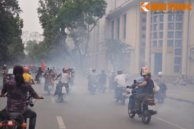 Là dòng xe 2 kỳ xả nhiều khói, những chiếc Minsk cũng khiến đường phố "đặc quánh" trong màn khói dày đặc.