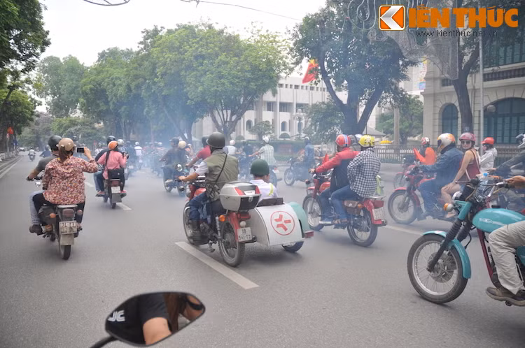 Tuy nhiên, do số lượng xe quá đông nên việc kiểm soát đội hình trở nên cực kỳ khó khăn gây nhiều phiền toái cho người đi đường.