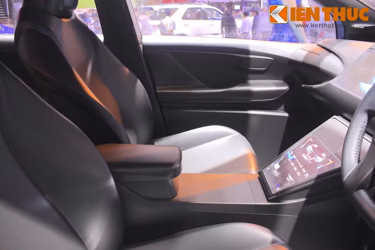 Tại khu trưng bày của Toyota ở VMS 2015, chiếc FCV Concept đã bị khóa kín cửa và nhân viên của hãng cũng không cho phép mở cửa để bước vào nội thất xe.