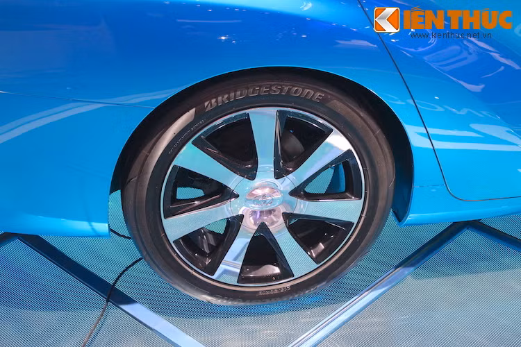 Có kích thước tương đương Toyota Camry, FCV Concept đạt tầm hoạt động khoảng 700 km với một bình hydro được nạp vào xe.