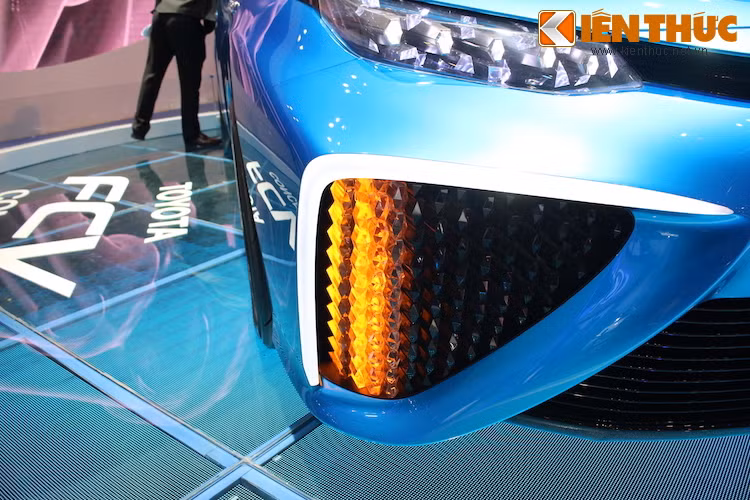 Một trong những ví dụ đó là cụm đèn pha cùng bề mặt lưới chắn tản nhiệt có những mặt cắt sắc sảo như kim cương và càng trở nên nổi bật khi được chiếu sáng sẵn bởi đèn LED.