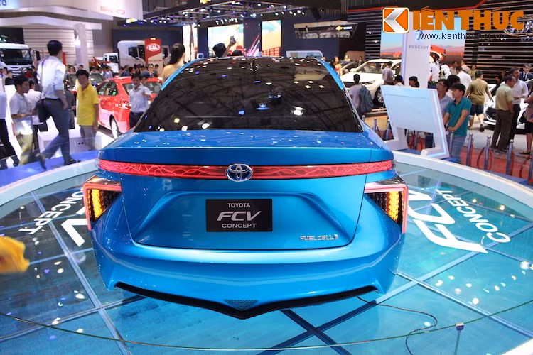 Những bình khí hydro áp lực cao được giấu ở chassis chiếc xe, khi kết hợp với oxi trong không khí sẽ tạo ra điện năng để tích trữ vào pin của xe, trong khi sản phẩm thải chỉ là nước. Thậm chí trên một chiếc FCV có lọc gió mới thay, nước này còn đạt được độ sạch gần như nước cất và có thể uống được!