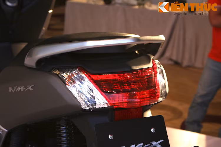 Đuôi xe được nối với thân trước tạo tổng thể liền mạch, vững chãi và thể thao dưới mọi góc nhìn.