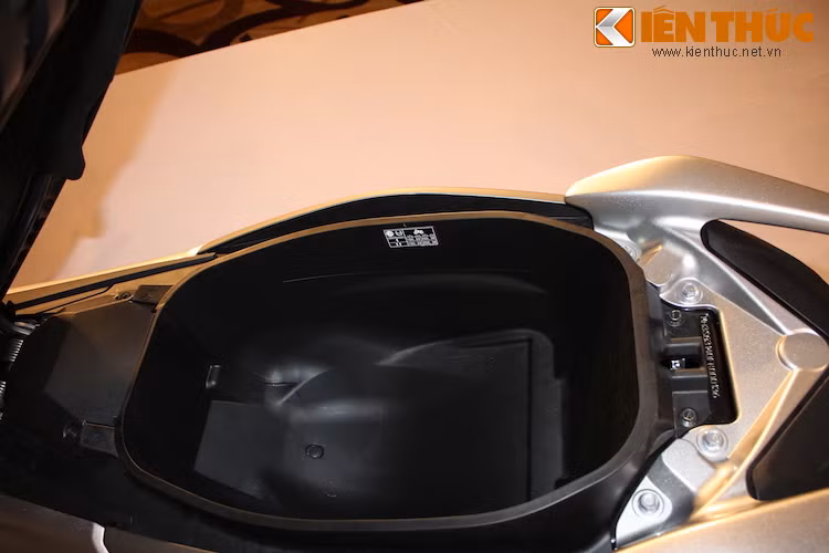 Cốp xe có dung tích lớn, "dư sức" chưa một chiếc mũ bảo hiểm nửa đầu cùng nhiều vật dụng khác.