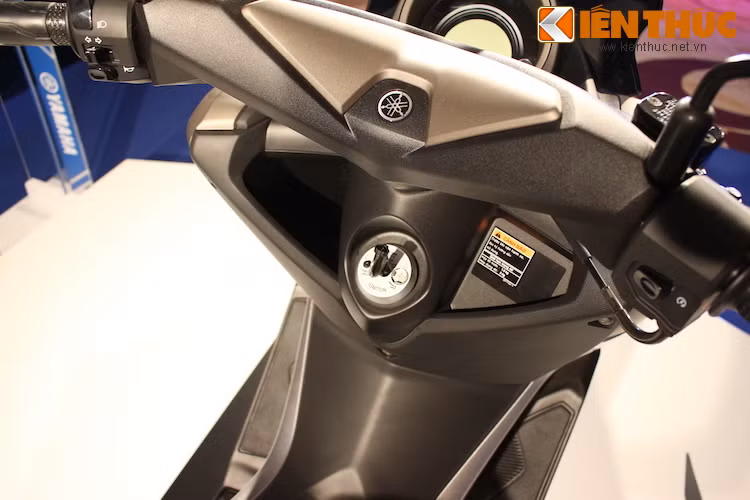 Là một mẫu maxi scooter, NM-X có một hốc chứa đồ lớn ở ngay dưới tay lái.