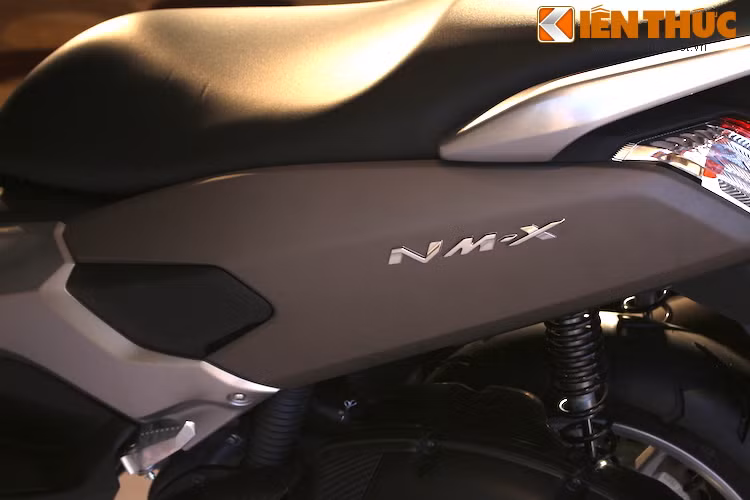 Hướng tới khách hàng chủ yếu là nam, chiếc xe được phủ lớp sơn màu xám mờ mạnh mẽ. Tem nổi mạ bóng ở hai bên lườn khiến NM-X trở nên "sang" hơn".