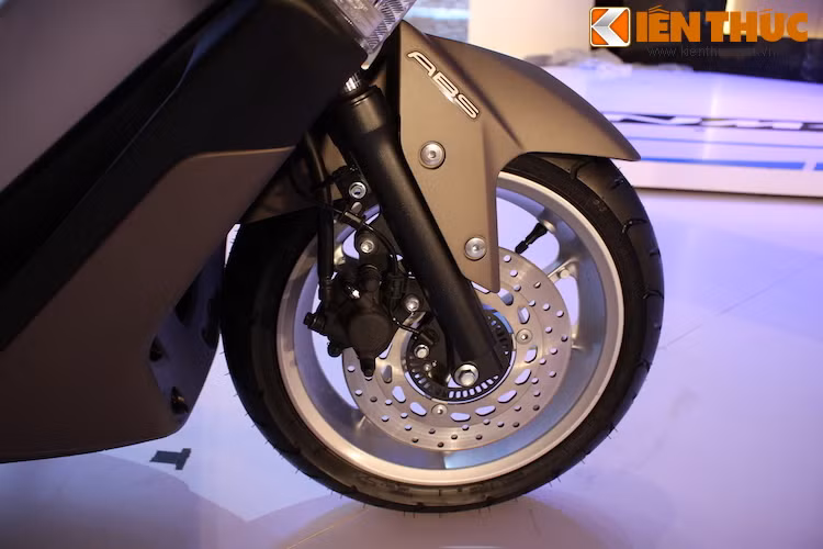 Kích thước mâm của NM-X là 13 inch. Đặc biệt, xe được trang bị hệ thống chống bó cứng phanh ABS cực kỳ hiếm xuất hiện trên những chiếc tay ga tại thị trường Việt Nam.