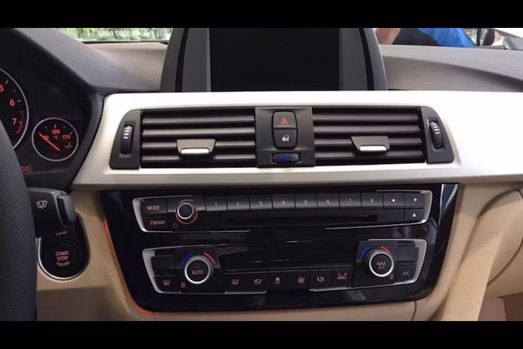 Thay đổi lớn nhất trên phiên bản 3 Series mới là động cơ. Bản 328i trước đây đã được thay thế bằng 330i, sử dụng chung động cơ 2.0l 4 xi-lanh tăng áp mới với bản 320i.