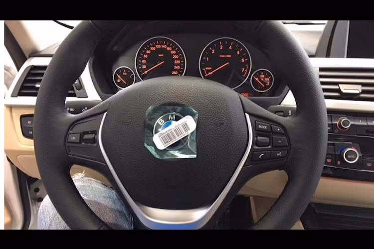 Nội thất của chiếc xe sử dụng thêm những loại vật liệu cao cấp mới và có nhiều chi tiết mạ chrome hơn.