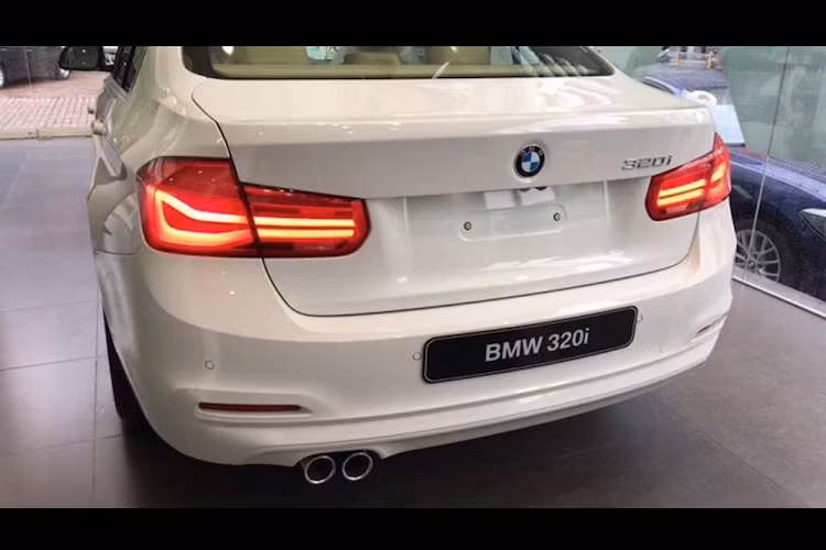 Tại Việt Nam, 320i và 330i 2016 sẽ được bán với 9 tùy chọn màu sắc khác nhau, có giá dự kiến lần lượt là 1,439 tỷ đồng và 1,768 tỷ đồng.