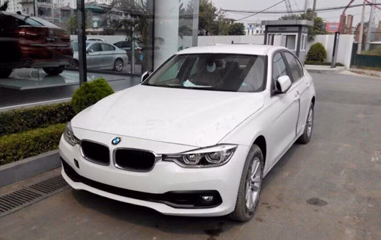 Trên 320i, động cơ này có công suất 184 mã lực/270 Nm trong khi bản 330i là 252 mã lực/350 Nm.