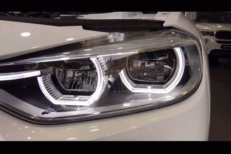 Ở phía trước của chiếc xe vẫn nổi bật với cặp đèn pha LED và lưới tản nhiệt được sửa đổi nhẹ.