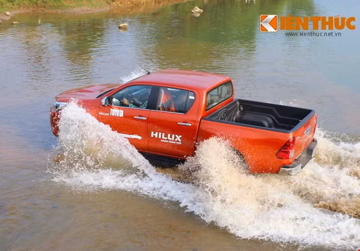 Toyota Hilux 3.0G AT san sang thach thuc moi doi thu-Hinh-11