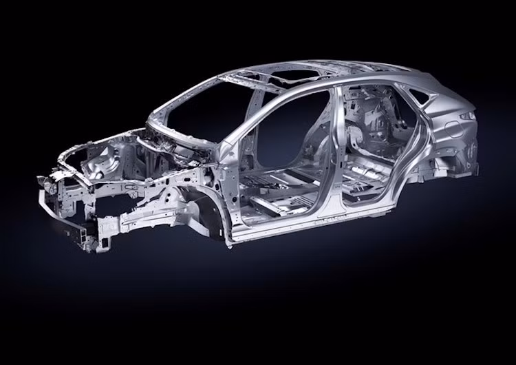 Khi thiết kế khung của NX 200t, các kỹ sư Lexus đã tham chiếu từ dòng sedan thể thao IS, đồng thời phát triển thêm để tăng độ cứng vững.