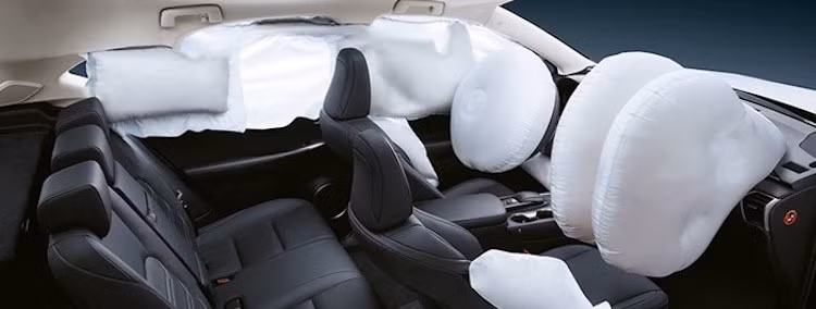 Ngoài vai trò của bộ khung cứng vững, khả năng bảo vệ người trong xe của Lexus NX có sự đóng góp vô cùng lớn của một dàn túi khí 8 chiếc. Người đi bộ bên ngoài cũng sẽ được bảo vệ trong tình huống va chạm nhờ có nắp ca-pô bằng nhôm mềm hơn.