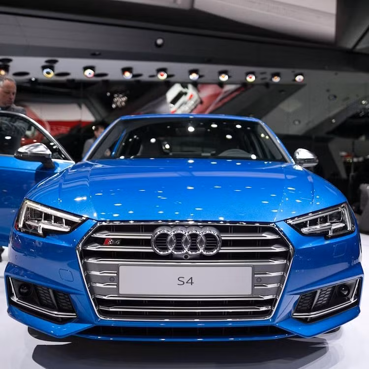 Audi S4 sẽ có 2 kiểu thân xe là sedan và wagon (Avant) và đều được bán vào đầu năm sau. Sau S4, hãng sẽ còn có một phiên bản A4 thậm chí còn mạnh mẽ hơn nữa, với tên gọi RS4.