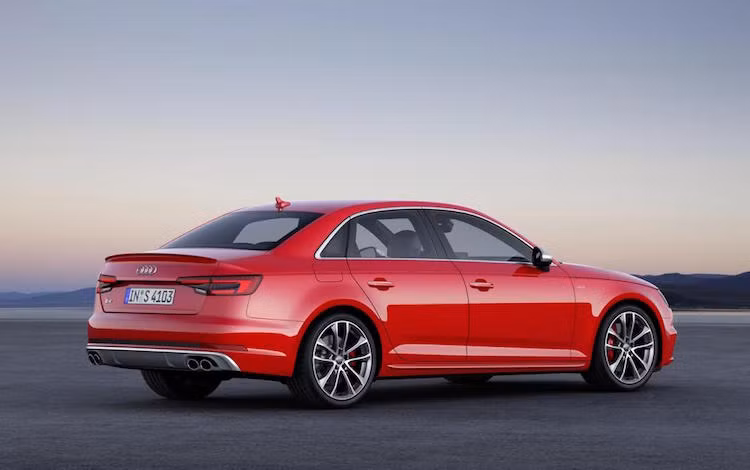 Khó nhận biết hơn đó là hệ thống treo của xe đã được hạ thấp hơn 2,3 cm so với A4 để giảm trọng tâm xuống. Trọng lượng của S4 cũng giảm nhẹ từ 1675 xuống còn 1630 kg.