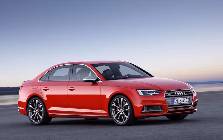 Ngay cả khi đứng cạnh nhau, những người yêu xe cũng khó có thể chỉ được nhanh những điểm khác biệt về ngoại hình giữa Audi S4 so với phiên bản thể thao A4.