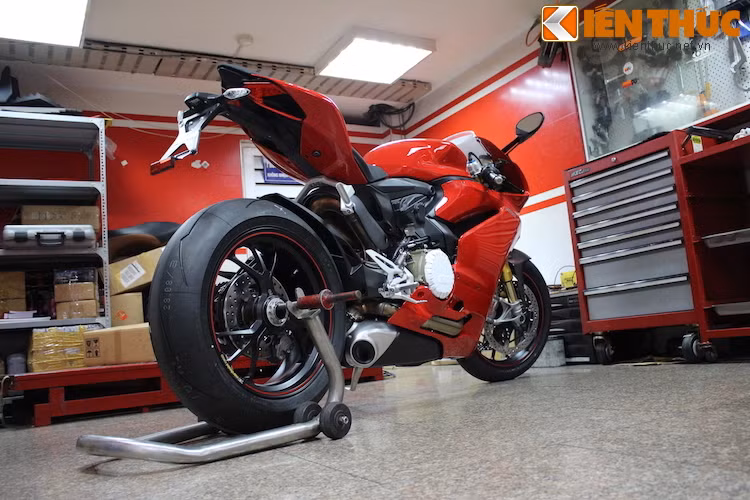 Trong đó, bản S được trang bị nhiều công nghệ hỗ trợ hiện đại hơn, nhưng không có sự thay đổi về công suất so với bản thường. Cũng giống như chiếc xe đầu tiên về Hà Nội, chiếc 1299 được Ducati Việt Nam nhập khẩu về là bản Panigale S.