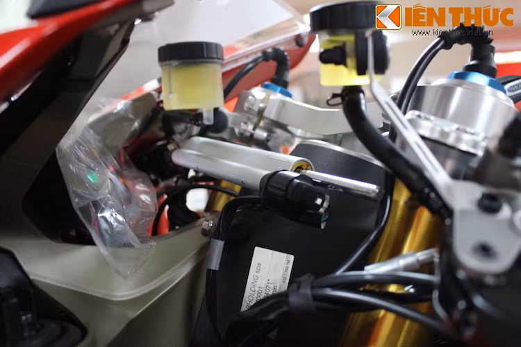 Ngay tới cây trợ lực trên cổ xe cũng có khả năng điều chỉnh mức độ nặng/nhẹ khi đánh lái bằng điện tử.