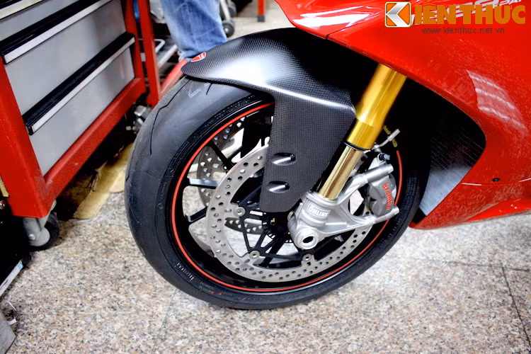 Điểm "ăn tiền" của 1299 Panigale S so với bản thường đó là một loạt các công nghệ hỗ trợ hiện đại, chẳng hạn như ABS có thể điều chỉnh, hệ thống chống bênh đầu xe, giảm xóc Ohlins EC điều chỉnh điện tử...