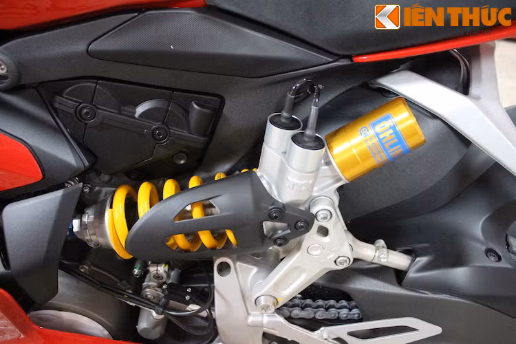 Hệ thống giảm xóc sau là loại Ohlins NIX30 cực cao cấp, cũng có khả năng điều chỉnh độ nhún tự do và tự động giống giảm xóc trước.