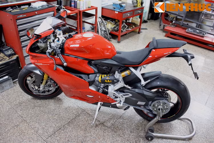 Ducati 1299 Panigale là phiên bản "hậu duệ" của dòng 1199 Panigale trước đây. Cũng giống như Panigale, xe được bán với 2 phiên bản là bản thường và bản S.