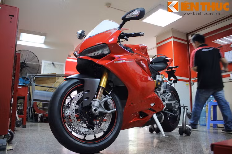 Gía của chiếc Ducati 1299 Panigale S nhập khẩu chính hãng tại Việt Nam là 56.900 USD (tương đương hơn 1,2 tỷ đồng) - đắt hơn 200 triệu đồng so với xe nhập khẩu tư nhân. Bù lại, khách hàng sẽ được hưởng các tiêu chuẩn hậu mãi, chăm sóc và bảo hành theo đúng chuẩn Ducati.