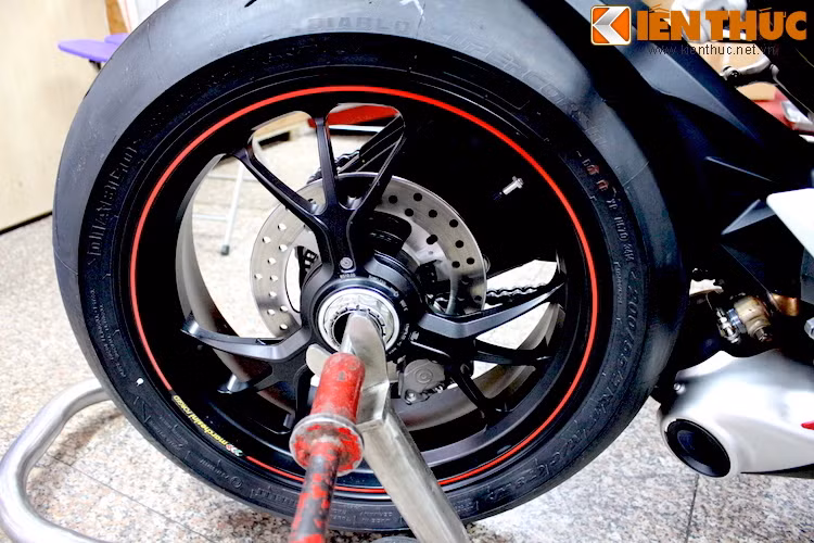  Cặp mâm đúc Marchesini hình đinh ba tương tự như các thế hệ 1199 vẫn tiếp tục được sử dụng trên 1299 Panigale S. lốp trước có kích cỡ 120/70/17 và lốp sau 200/55/17.