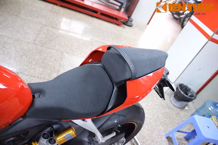 Không giống như chiếc 1299 Panigale S đầu tiên được nhập về Hà Nội, chiếc xe "chính hãng" có thêm yên phụ cho người ngồi sau.