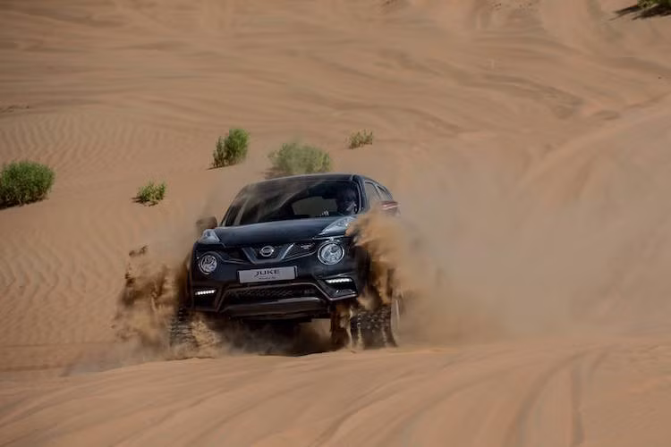 Dựa trên cơ sở phiên bản thể thao Juke Nismo RS, chiếc Juke RSand cũng được trang bị động cơ 1.6l tăng áp 218 PS, kết hợp cùng hộp số tự động vô cấp CVT và hệ dẫn động 4 bánh.