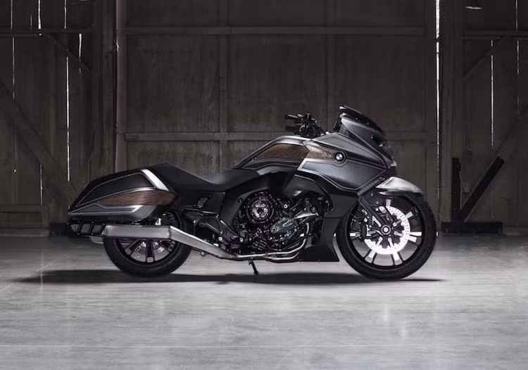 Những vật liệu chủ đạo nhằm tạo ấn tượng cho 100 Concept gồm nhôm phay xước, gỗ và sợi carbon.