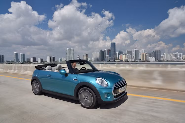 Không có gì ngạc nhiên khi Convertible chia sẻ hoàn toàn các phiên bản động cơ với bản MINI 3 cửa mui kín, mặc dù hiệu năng vận hành của xe sẽ thấp hơn do cơ cấu đóng mở mui và thân xe gia cường đã khiến chiếc xe nặng hơn 120 kg.