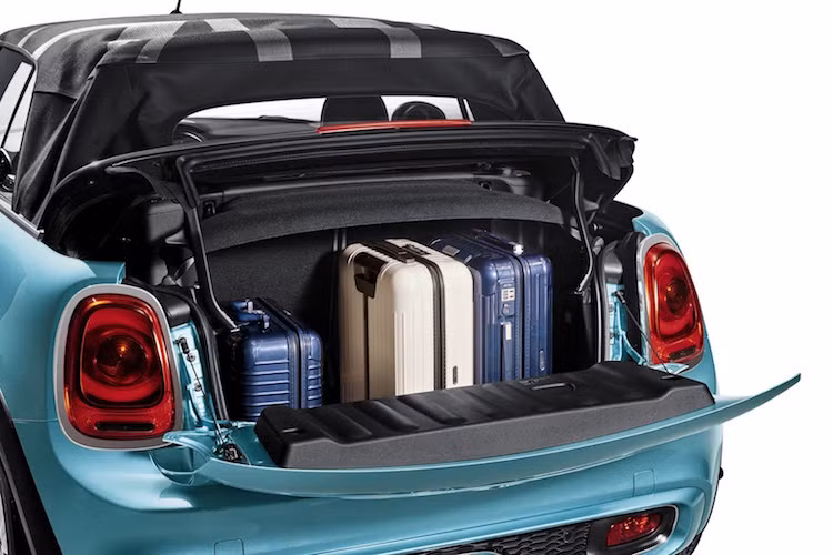 Theo MINI, Convertible mới có thể tích khoang hành lý rộng hơn tới 25 % so với thế hệ trước, đạt 215 lít khi mở mui và 160 lít khi đóng mui.