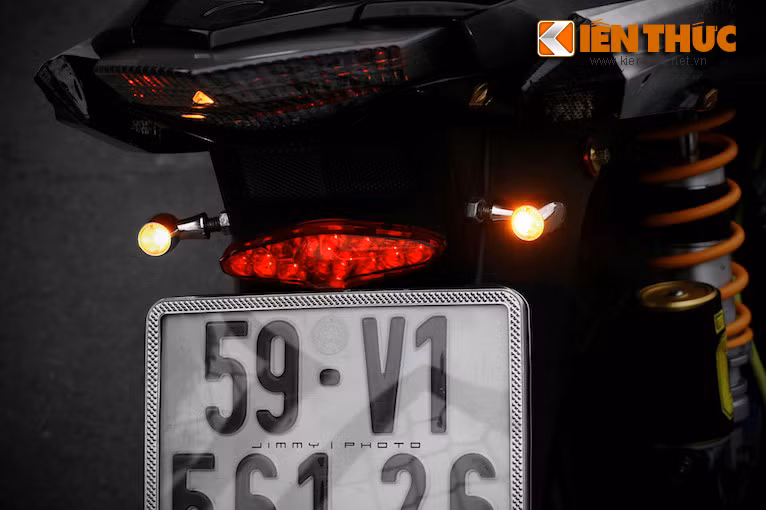 Đèn hậu trong bộ Rizoma Club S cũng sử dụng công nghê LED.
