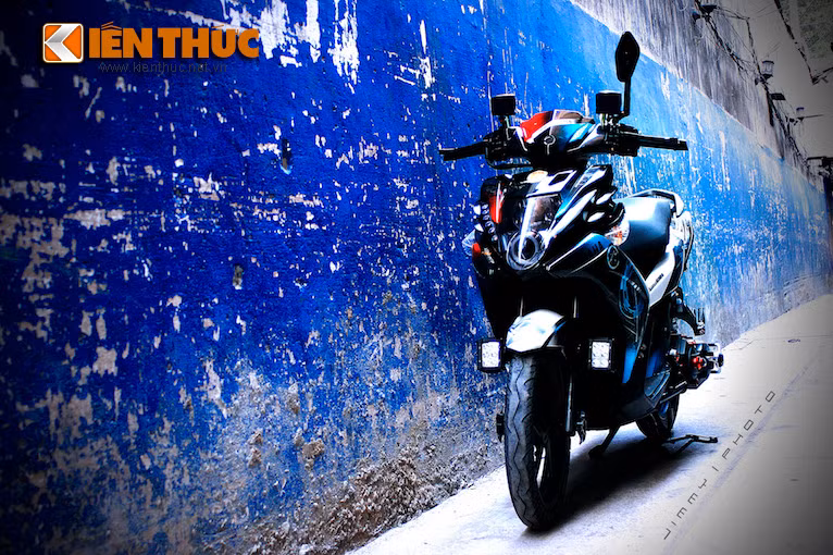 Bên trái xe có tem sơn màu xanh cực "cool".