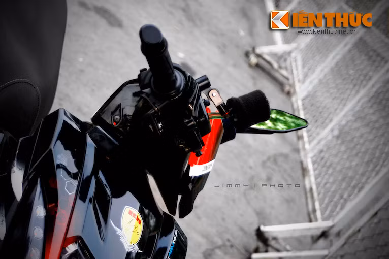 Ở phía trên là sự hiện diện của heo dầu Rizoma cùng gương hậu Elisse cũng từ hãng phụ kiện Ý Rizoma.