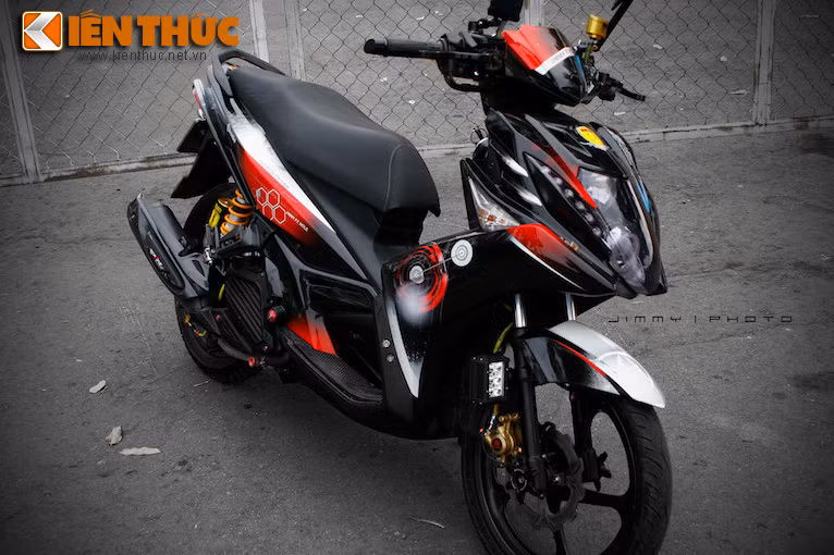 Hoạ tiết tem được lấy cảm hứng từ hình cắt ống kính máy ảnh.